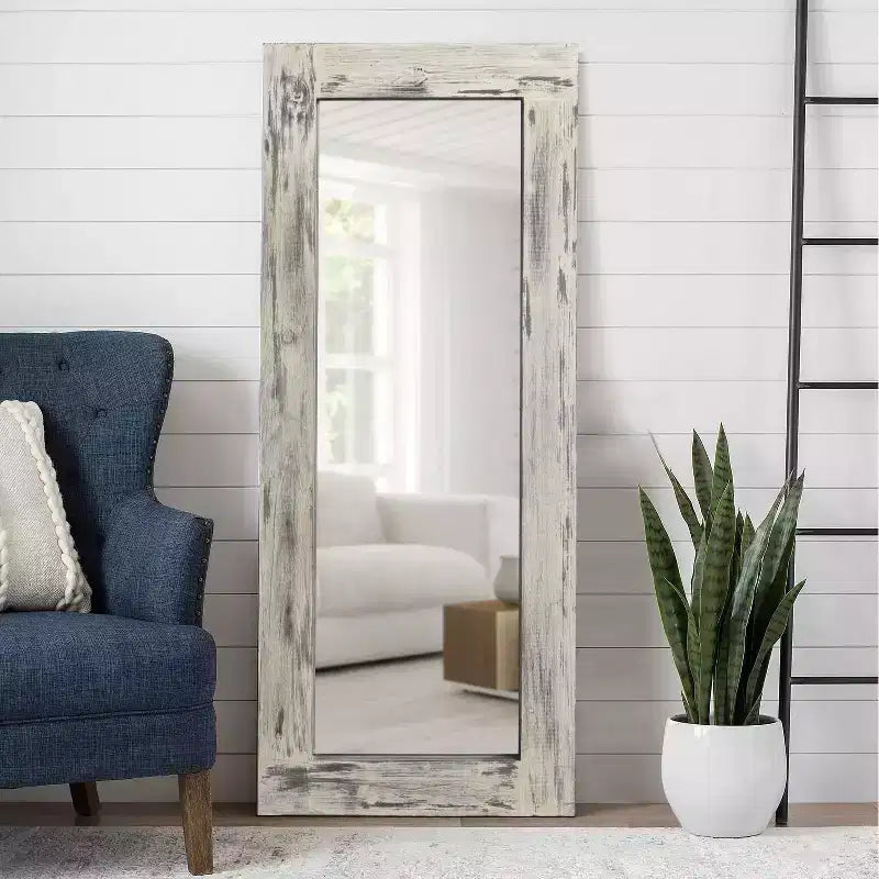 PexFix Espejo de cuerpo entero rectangular de madera maciza enmarcado estilo granja, 61 cm (24 in) de ancho x 147 cm (58 in) de alto, de apoyo, en blanco envejecido