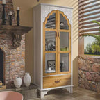 Armario vertical blanco Famapy, con diseño en relieve, puertas de cristal arqueadas, estanterías, vitrina y aparador.