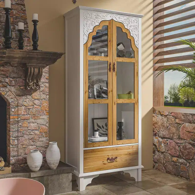 Armario vertical blanco Famapy, con diseño en relieve, puertas de cristal arqueadas, estanterías, vitrina y aparador.
