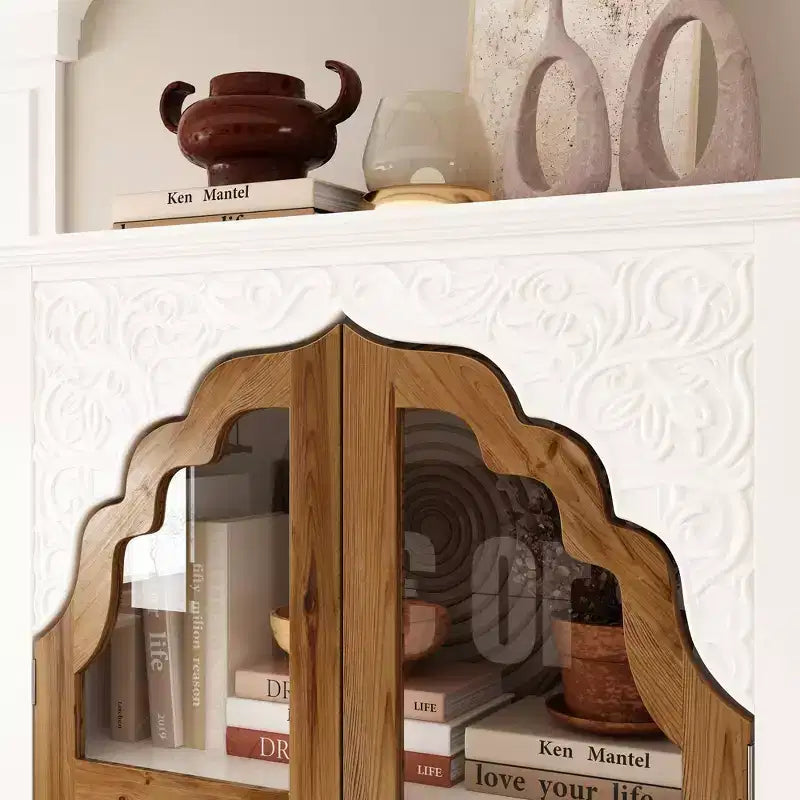 Armario vertical blanco Famapy, con diseño en relieve, puertas de cristal arqueadas, estanterías, vitrina y aparador.