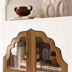 Armario vertical blanco Famapy, con diseño en relieve, puertas de cristal arqueadas, estanterías, vitrina y aparador.