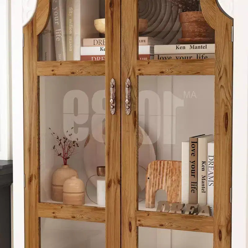 Armario vertical blanco Famapy, con diseño en relieve, puertas de cristal arqueadas, estanterías, vitrina y aparador.