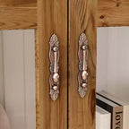 Armario vertical blanco Famapy, con diseño en relieve, puertas de cristal arqueadas, estanterías, vitrina y aparador.