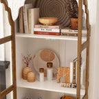 Armario vertical blanco Famapy, con diseño en relieve, puertas de cristal arqueadas, estanterías, vitrina y aparador.