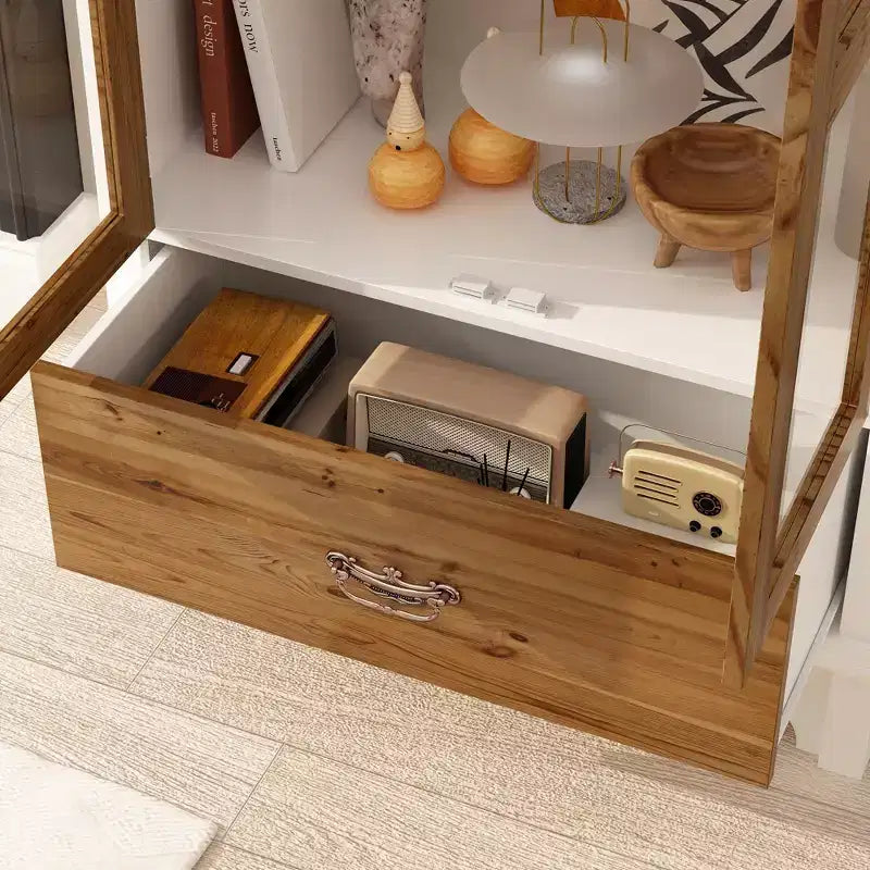 Armario vertical blanco Famapy, con diseño en relieve, puertas de cristal arqueadas, estanterías, vitrina y aparador.