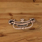 Armario vertical blanco Famapy, con diseño en relieve, puertas de cristal arqueadas, estanterías, vitrina y aparador.