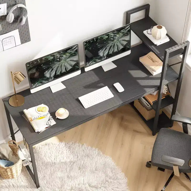 Bestier Escritorio para computadora de 63'' con almacenamiento en estantes y gancho para auriculares de roble, escritorio de oficina en casa con estantes de 4 niveles y patas ajustables y estantería reversible