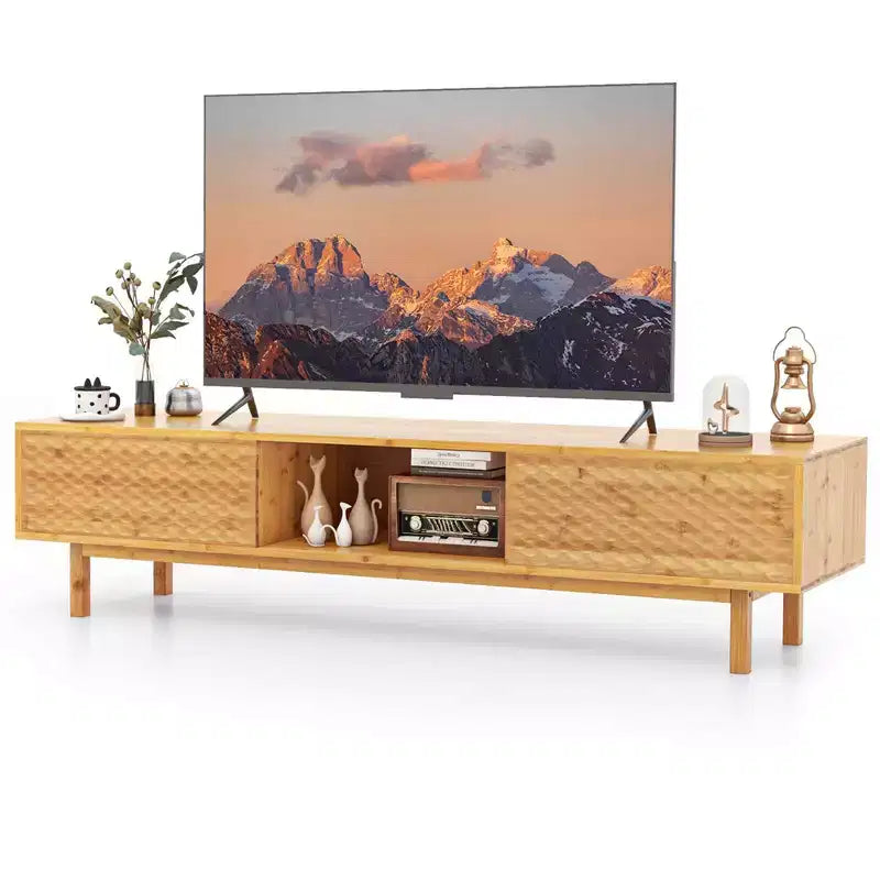 Mueble de TV de bambú Costway de 63 pulgadas con 3 cubos de almacenamiento, puertas corredizas, armario de almacenamiento de mediados de siglo