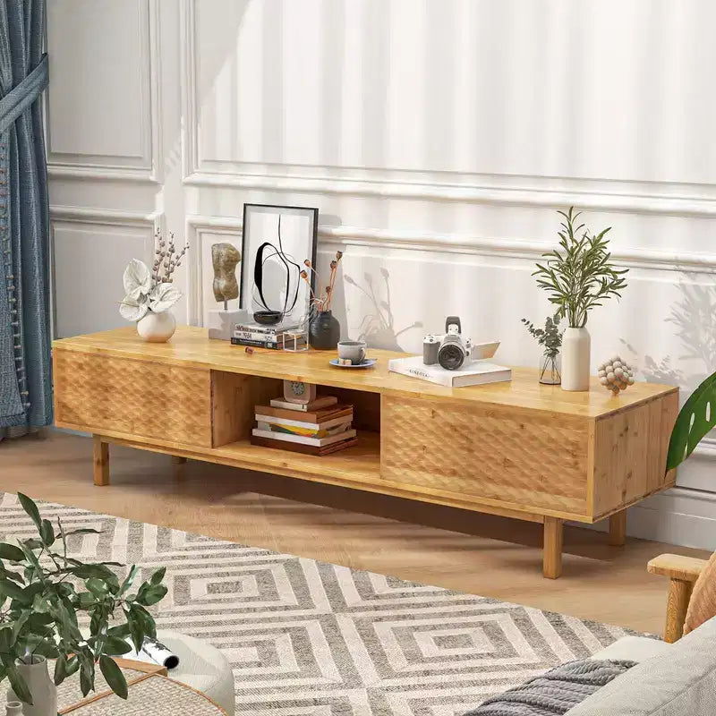 Mueble de TV de bambú Costway de 63 pulgadas con 3 cubos de almacenamiento, puertas corredizas, armario de almacenamiento de mediados de siglo