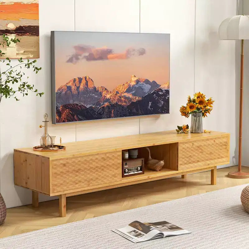 Mueble de TV de bambú Costway de 63 pulgadas con 3 cubos de almacenamiento, puertas corredizas, armario de almacenamiento de mediados de siglo