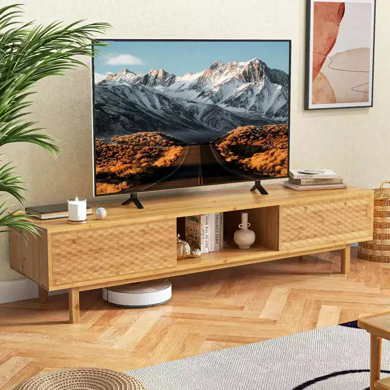 Mueble de TV de bambú Costway de 63 pulgadas con 3 cubos de almacenamiento, puertas corredizas, armario de almacenamiento de mediados de siglo