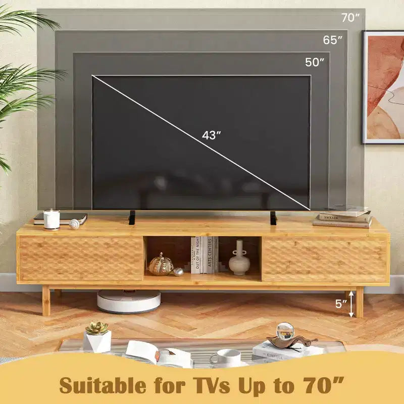 Mueble de TV de bambú Costway de 63 pulgadas con 3 cubos de almacenamiento, puertas corredizas, armario de almacenamiento de mediados de siglo