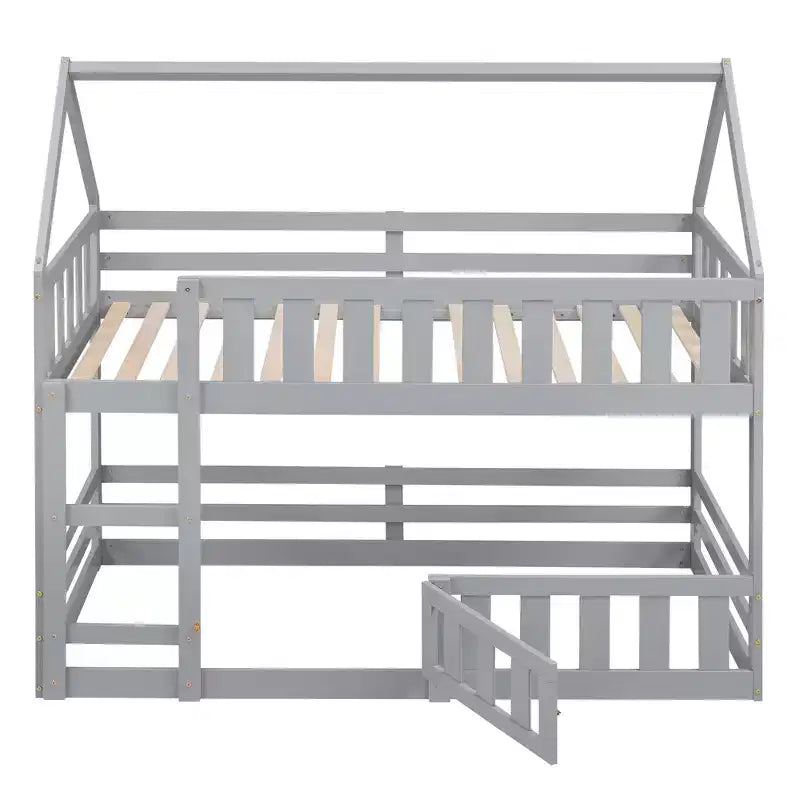 Litera Whisen Wood con diseño de casa, valla con puerta y escalera, de dos camas individuales