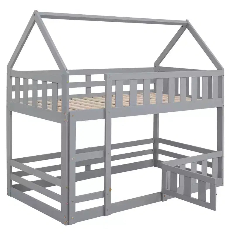 Litera Whisen Wood con diseño de casa, valla con puerta y escalera, de dos camas individuales