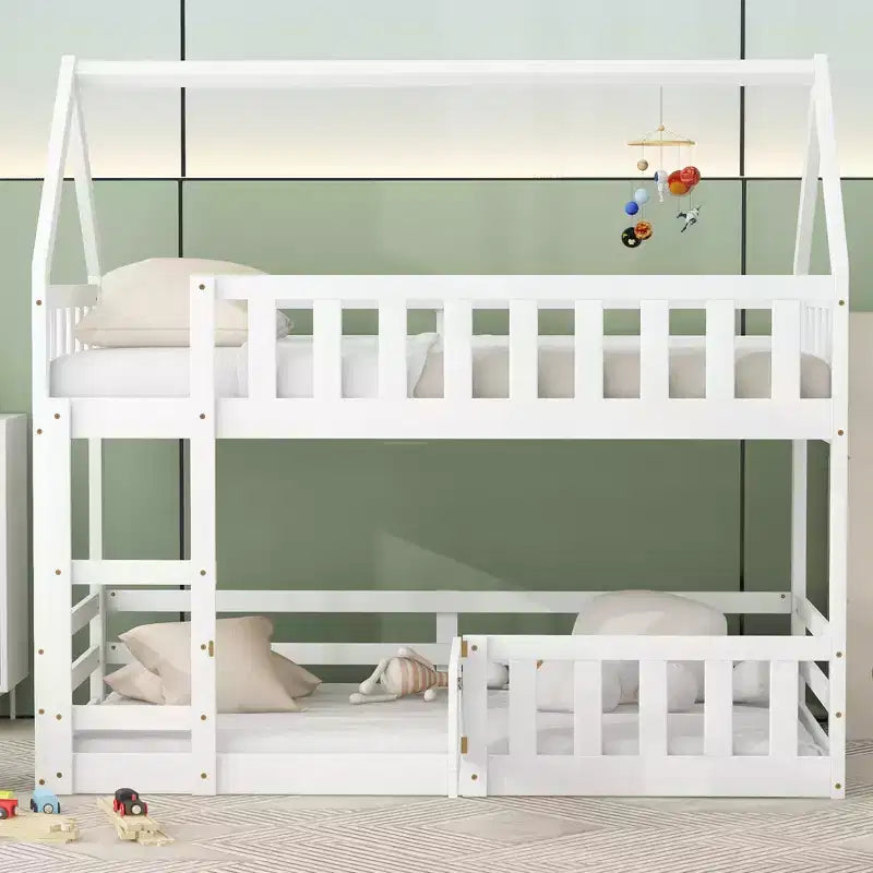Litera Whisen Wood con diseño de casa, valla con puerta y escalera, de dos camas individuales