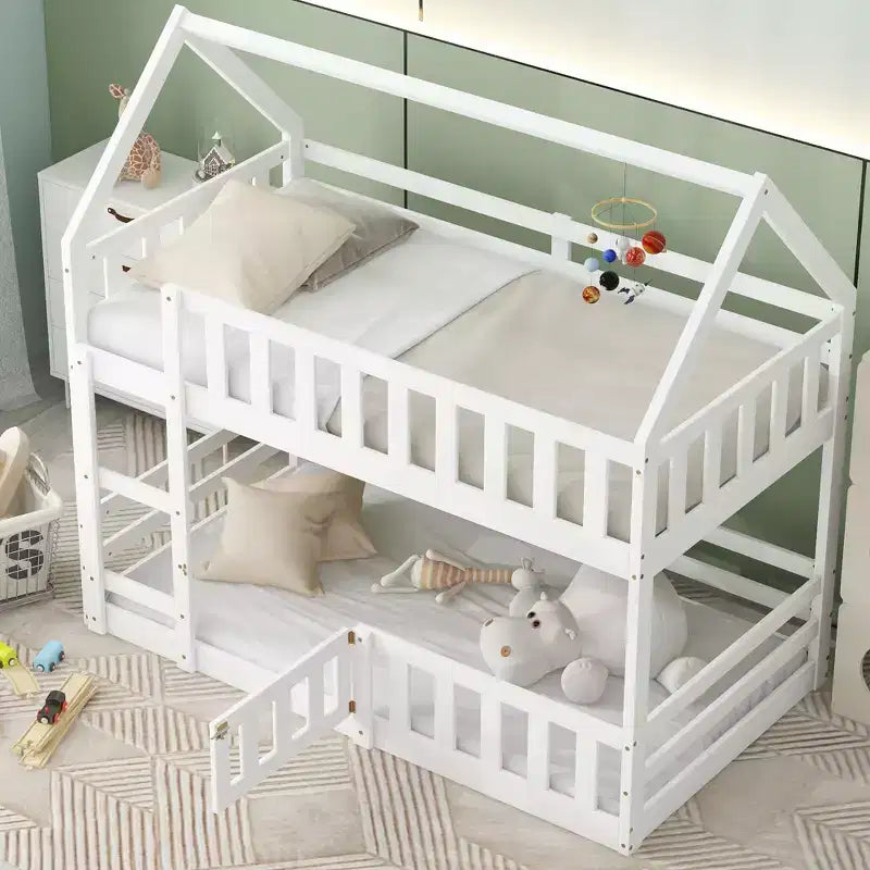 Litera Whisen Wood con diseño de casa, valla con puerta y escalera, de dos camas individuales