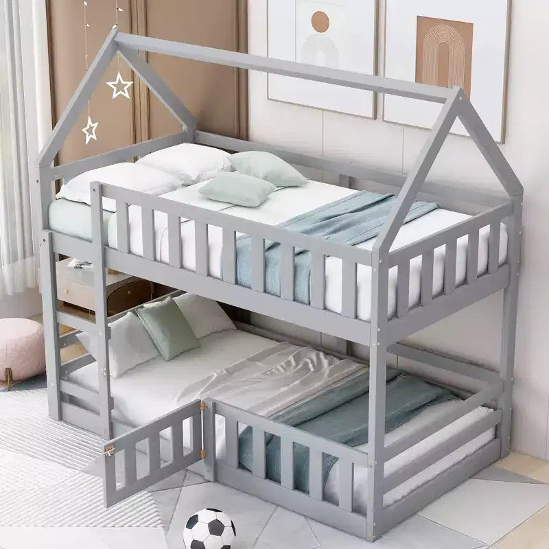 Litera Whisen Wood con diseño de casa, valla con puerta y escalera, de dos camas individuales