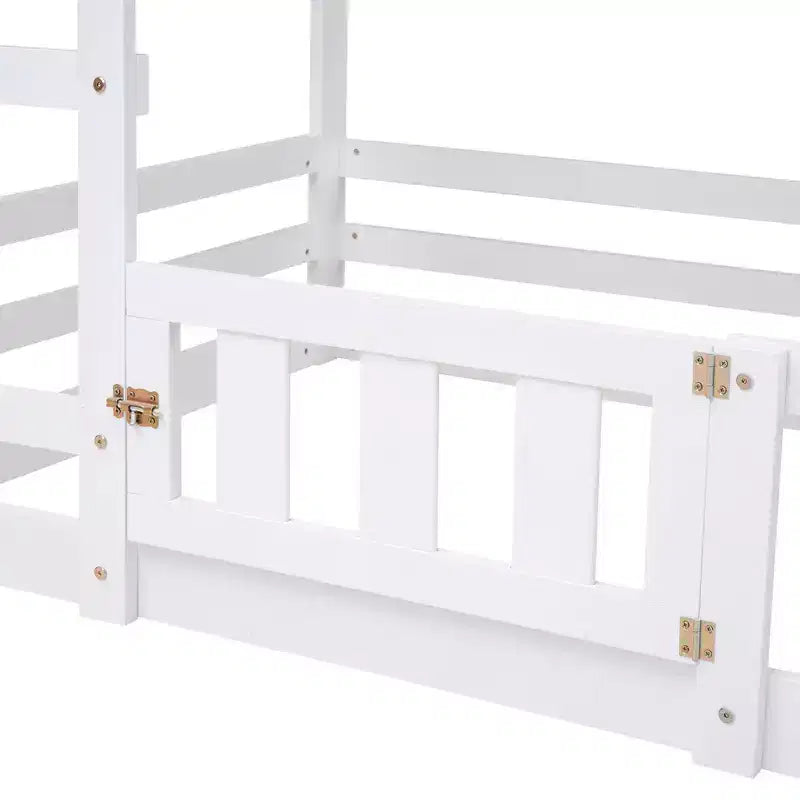 Litera Whisen Wood con diseño de casa, valla con puerta y escalera, de dos camas individuales