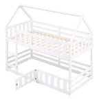 Litera Whisen Wood con diseño de casa, valla con puerta y escalera, de dos camas individuales