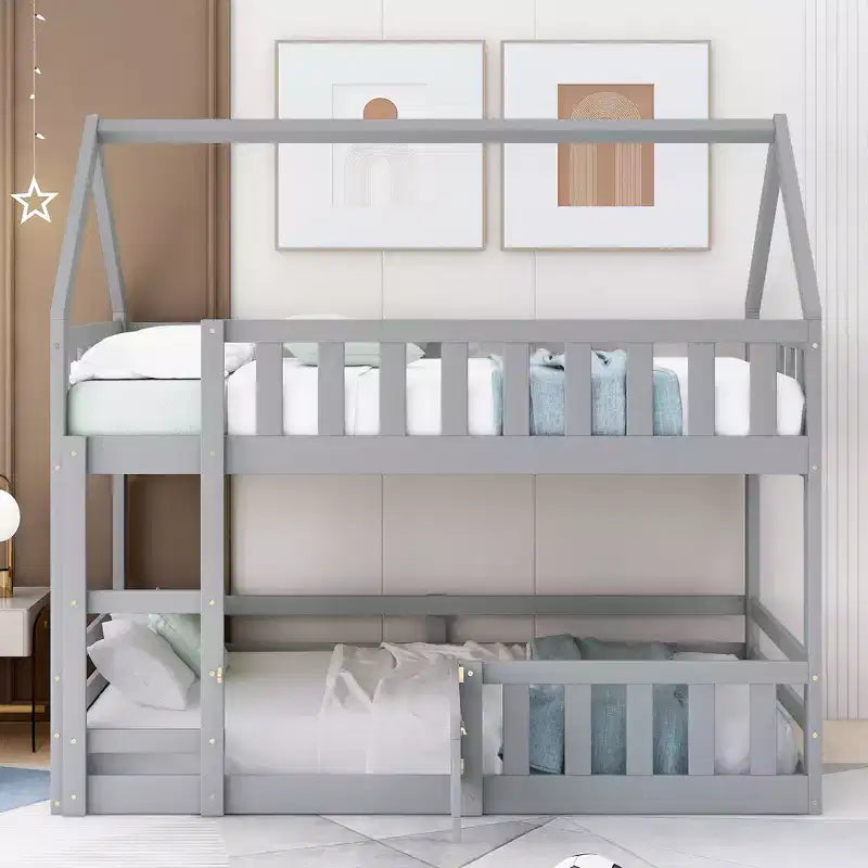 Litera Whisen Wood con diseño de casa, valla con puerta y escalera, de dos camas individuales
