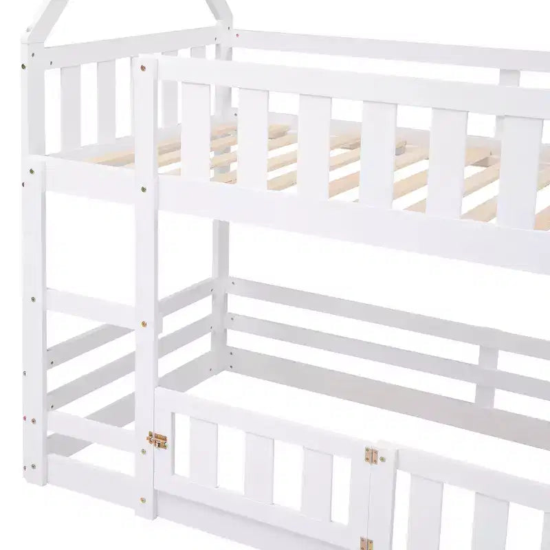 Litera Whisen Wood con diseño de casa, valla con puerta y escalera, de dos camas individuales