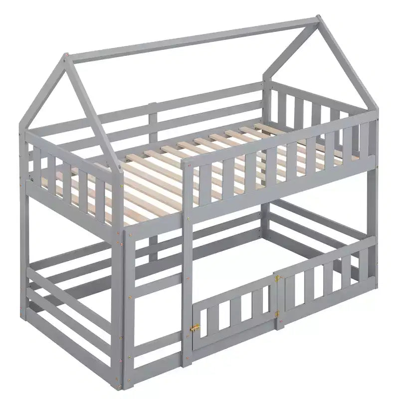 Litera Whisen Wood con diseño de casa, valla con puerta y escalera, de dos camas individuales
