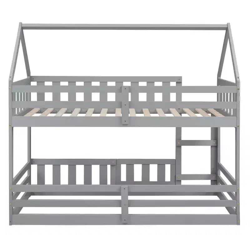 Litera Whisen Wood con diseño de casa, valla con puerta y escalera, de dos camas individuales