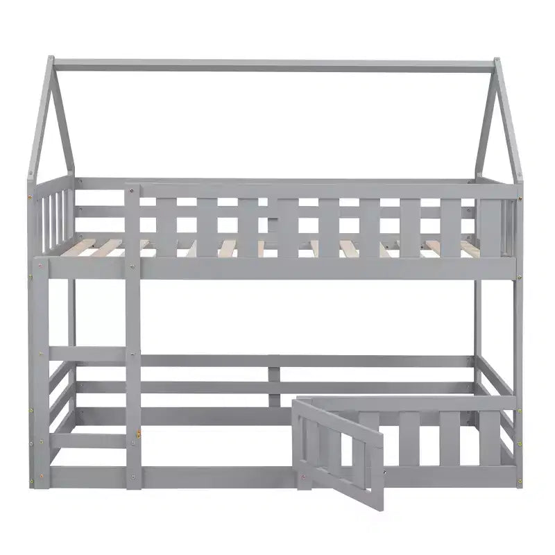 Litera Whisen Wood con diseño de casa, valla con puerta y escalera, de dos camas individuales