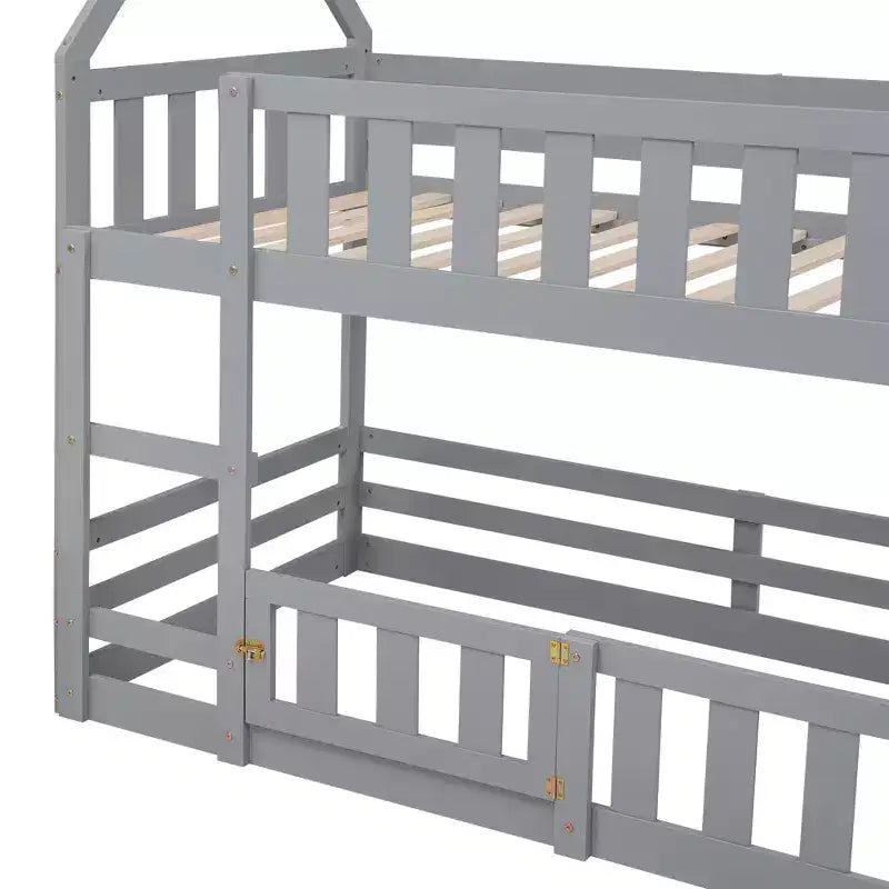 Litera Whisen Wood con diseño de casa, valla con puerta y escalera, de dos camas individuales