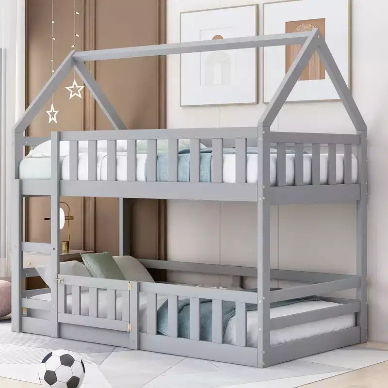 Litera Whisen Wood con diseño de casa, valla con puerta y escalera, de dos camas individuales