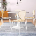 LeisureMod Bristol Juego de Comedor de 5 Piezas Mesa de Comedor Redonda, 4 Sillas de Comedor de Plástico Patas Blancas