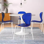 LeisureMod Bristol Juego de Comedor de 5 Piezas Mesa de Comedor Redonda, 4 Sillas de Comedor de Plástico Patas Blancas