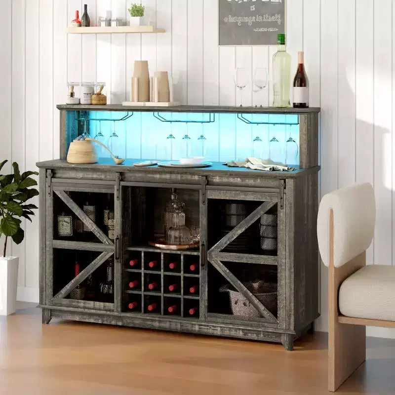 Mueble Bar Rústico de HOMCOM con Luces LED y Puertas Correderas de Granero, Botellero de 55" con Estantes para Vinos y Soporte para Copas