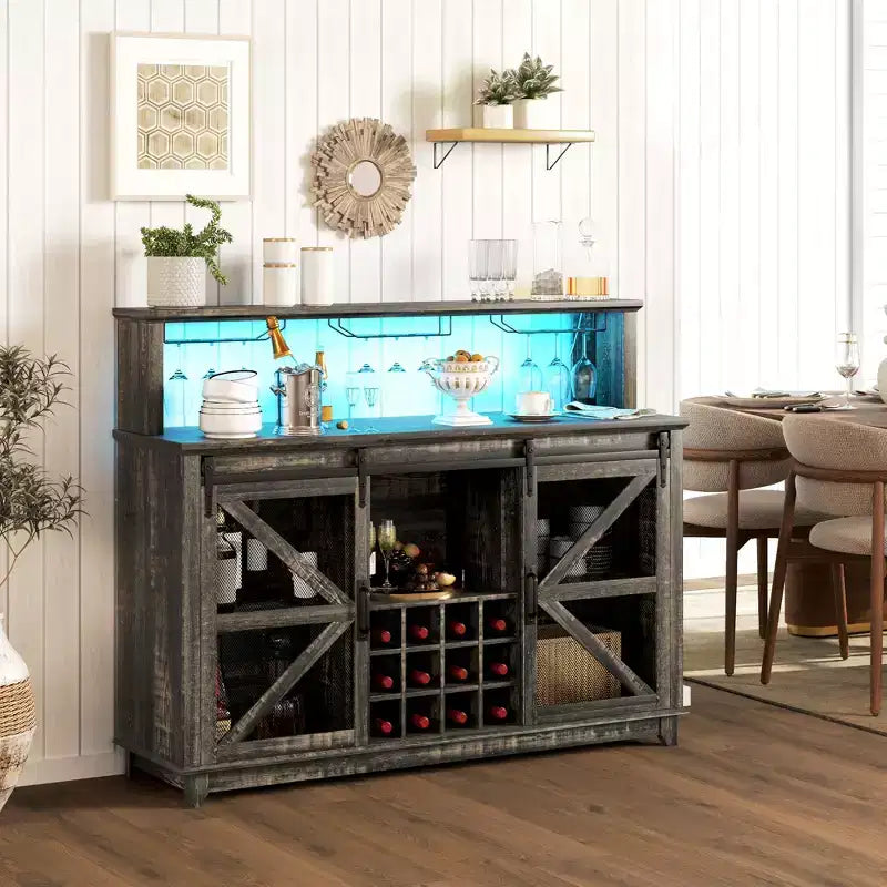 Mueble Bar Rústico de HOMCOM con Luces LED y Puertas Correderas de Granero, Botellero de 55" con Estantes para Vinos y Soporte para Copas