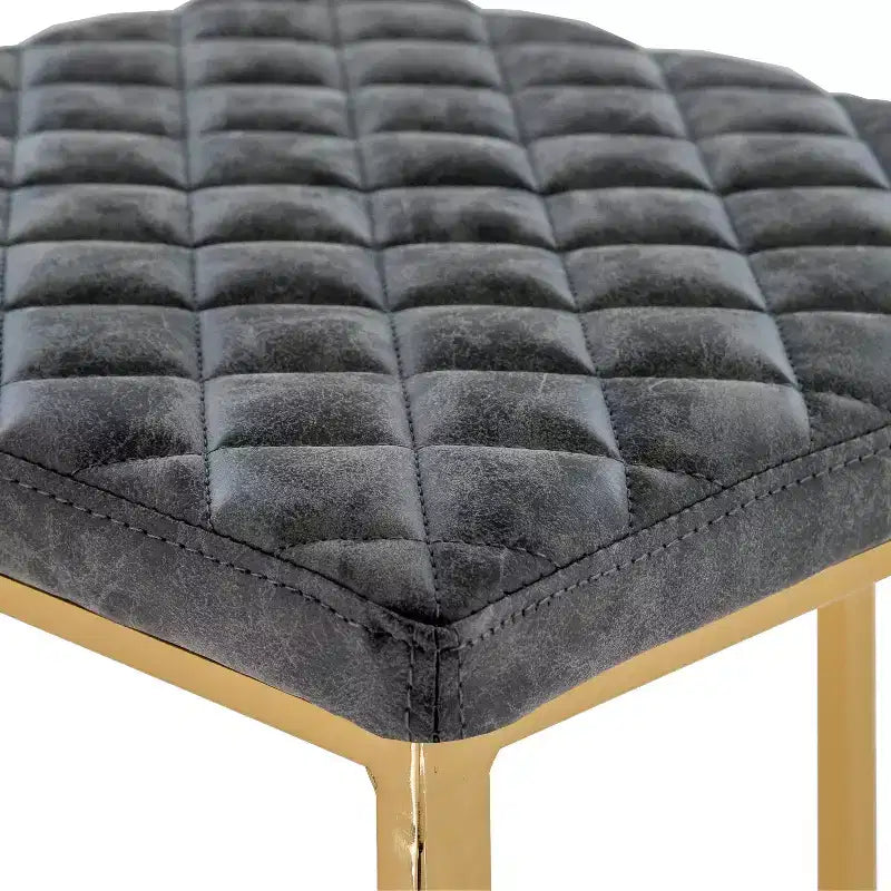 LeisureMod Quincy - Juego de 2 taburetes de bar tapizados en piel con estructura de metal dorado, sillas de altura de mostrador para isla de cocina