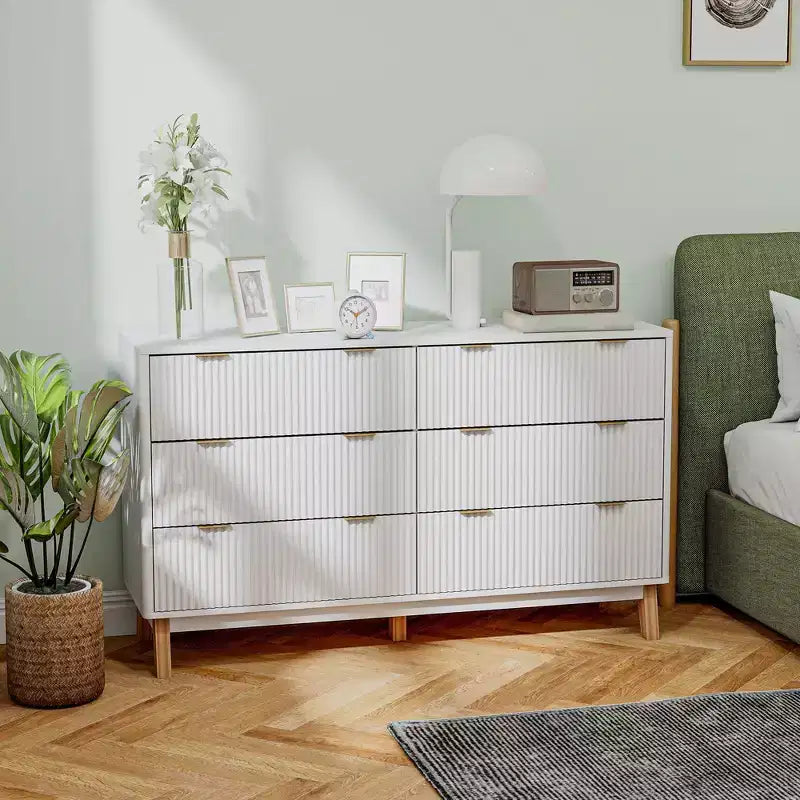 HOMCOM Cómoda estriada para dormitorio con 6 cajones, cómoda de 54 pulgadas de ancho con tiradores dorados y 5 patas de madera
