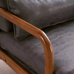 Sillón Karl Home alto con respaldo de madera maciza, reposabrazos, estructura de hierro y lino, para ocio en interiores