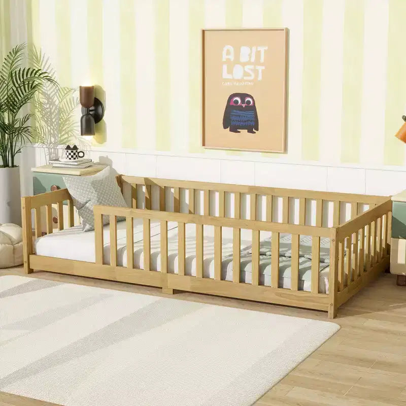 Cama de suelo gemela MAYEERTY con valla sin puerta, barandillas de suelo de madera de caucho beige