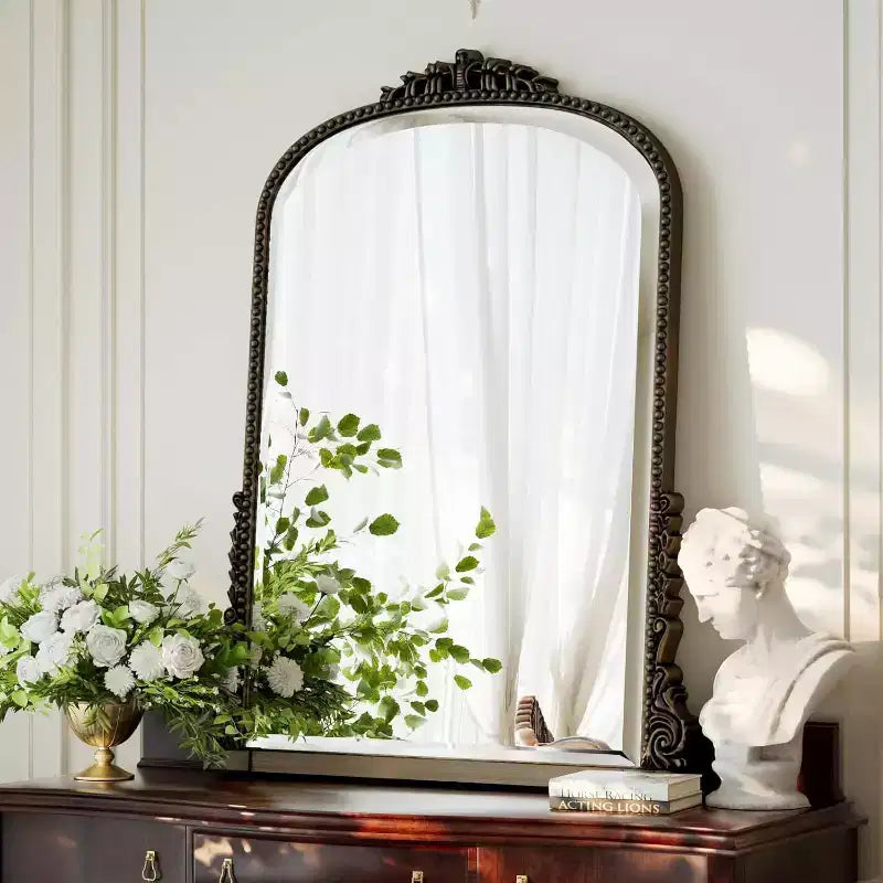 Espejo de pared de 40x28, espejo arqueado con cuentas y marco de metal, espejo decorativo para tocador de baño para entrada, dormitorio o sala de estar