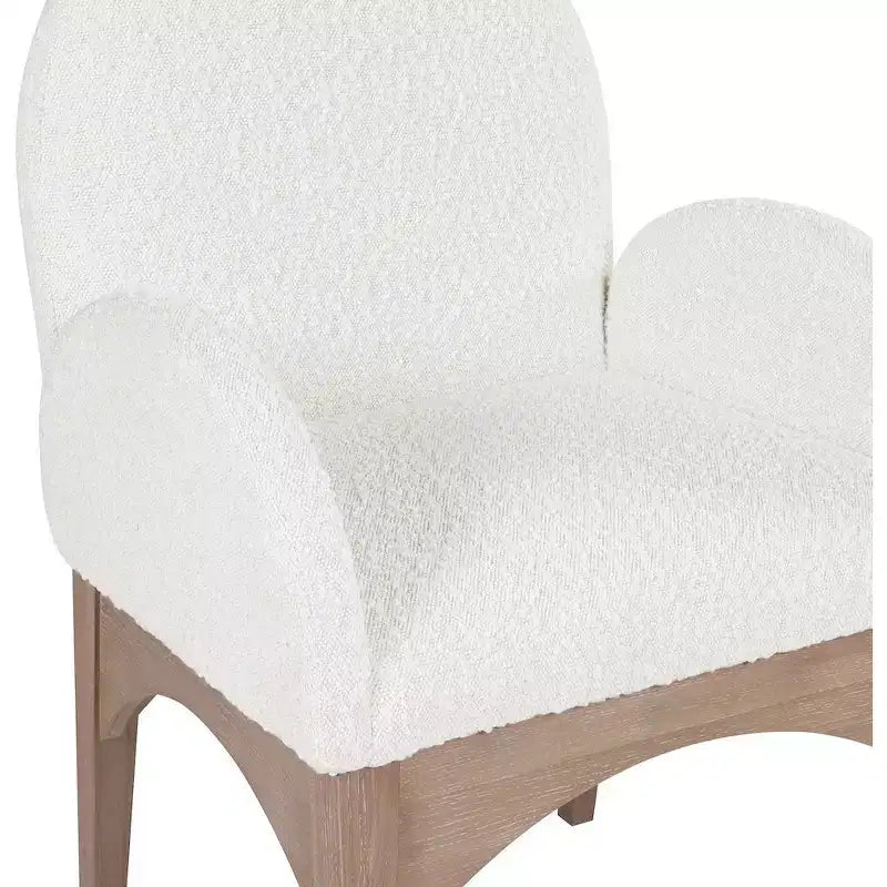 Meridian Furniture, Silla de comedor Waldorf de tela bouclé