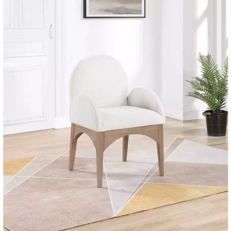 Meridian Furniture, Silla de comedor Waldorf de tela bouclé