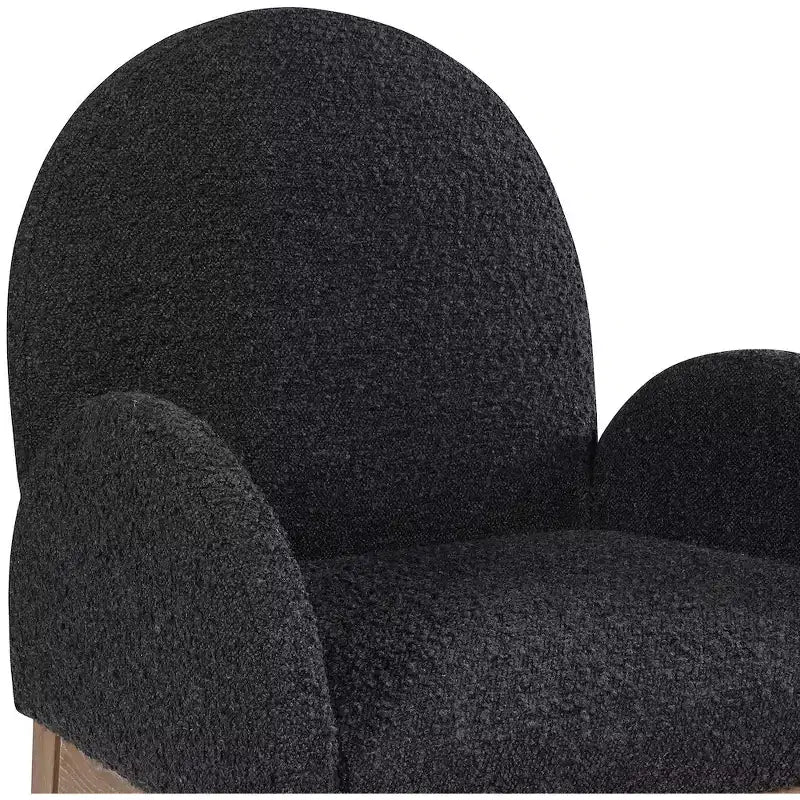 Meridian Furniture, Silla de comedor Waldorf de tela bouclé