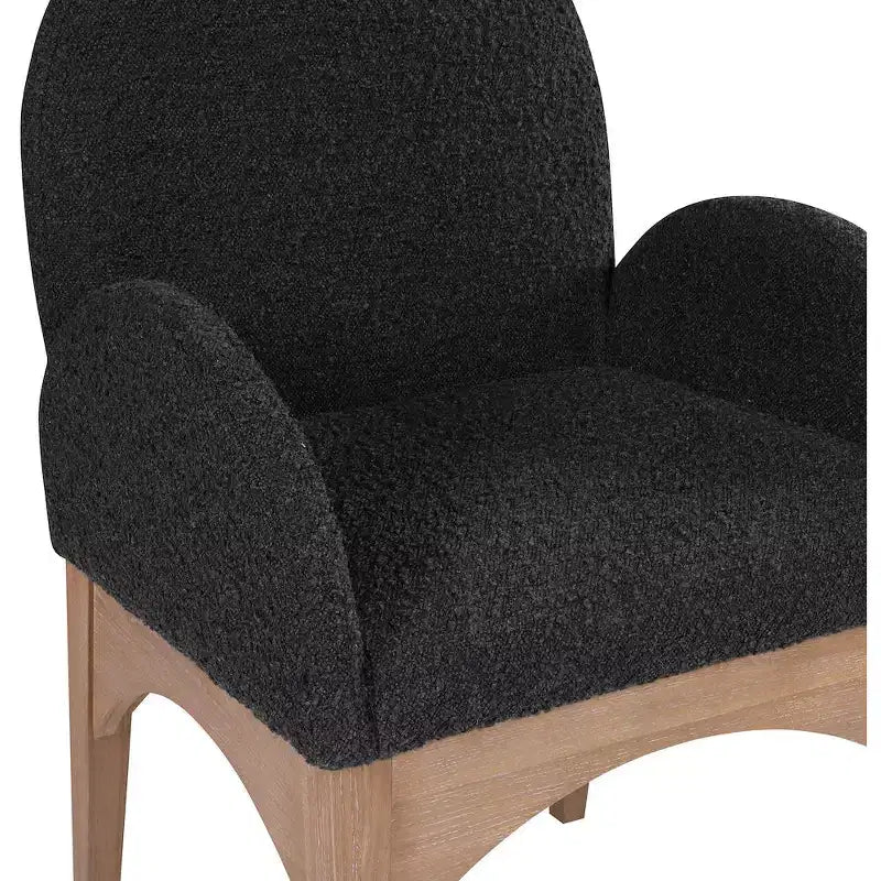 Meridian Furniture, Silla de comedor Waldorf de tela bouclé