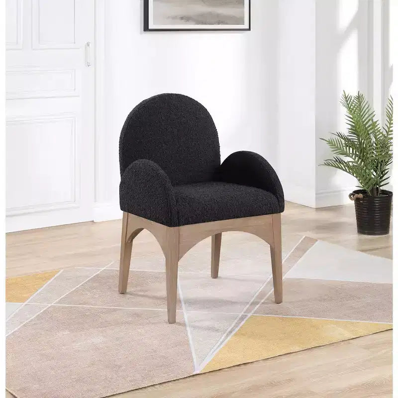 Meridian Furniture, Silla de comedor Waldorf de tela bouclé