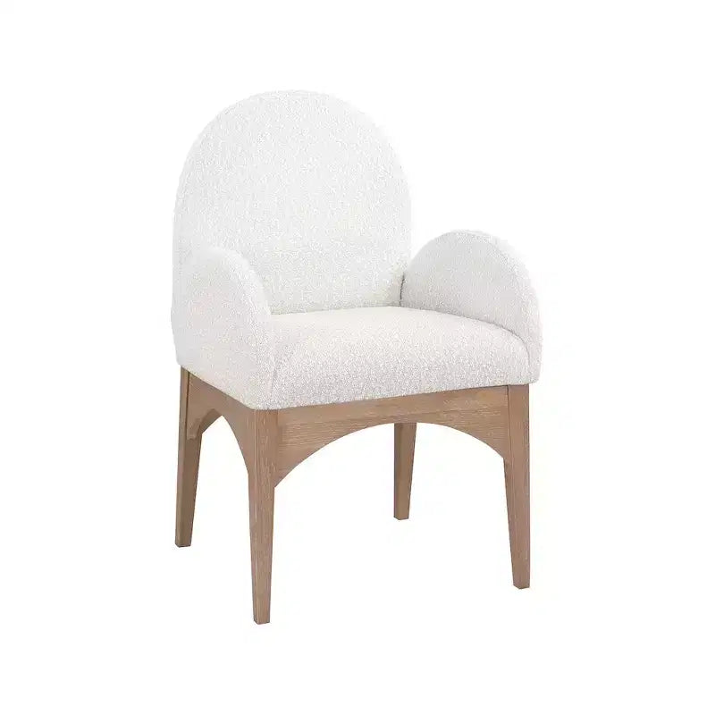 Meridian Furniture, Silla de comedor Waldorf de tela bouclé