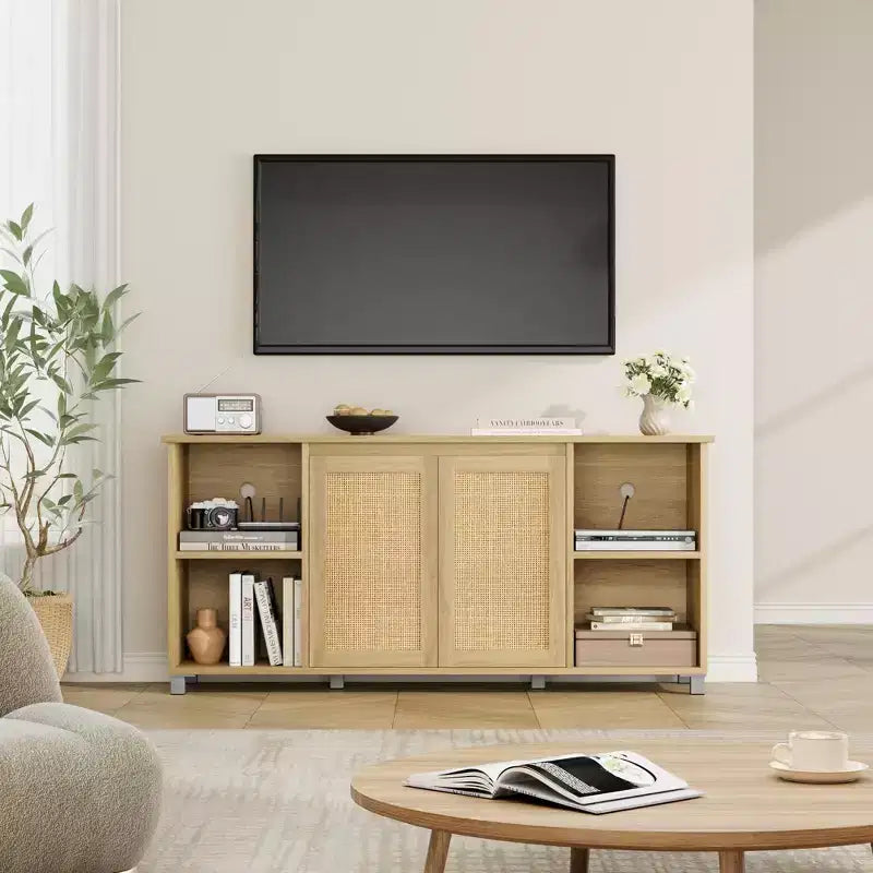 Mueble de TV Boho GustoWave para televisores de hasta 70 pulgadas, consola multimedia con puertas de ratán y estantes abiertos para sala de estar, natural