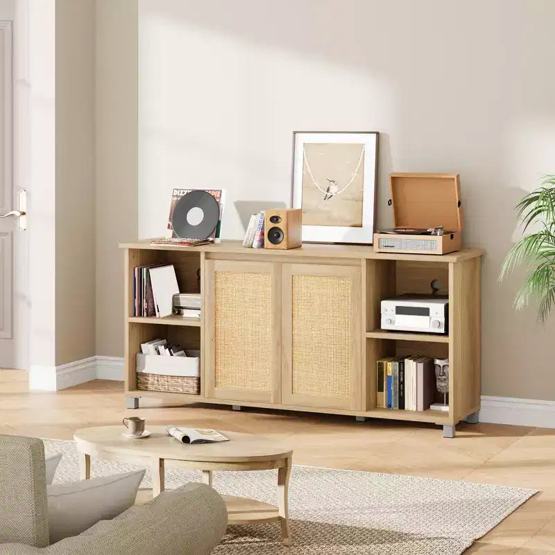 Mueble de TV Boho GustoWave para televisores de hasta 70 pulgadas, consola multimedia con puertas de ratán y estantes abiertos para sala de estar, natural