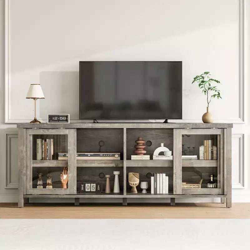 Mueble de TV Garvee para 65 pulgadas, centro de entretenimiento con armario de almacenamiento y 4 puertas correderas de cristal, mesa consola para salón dormitorio