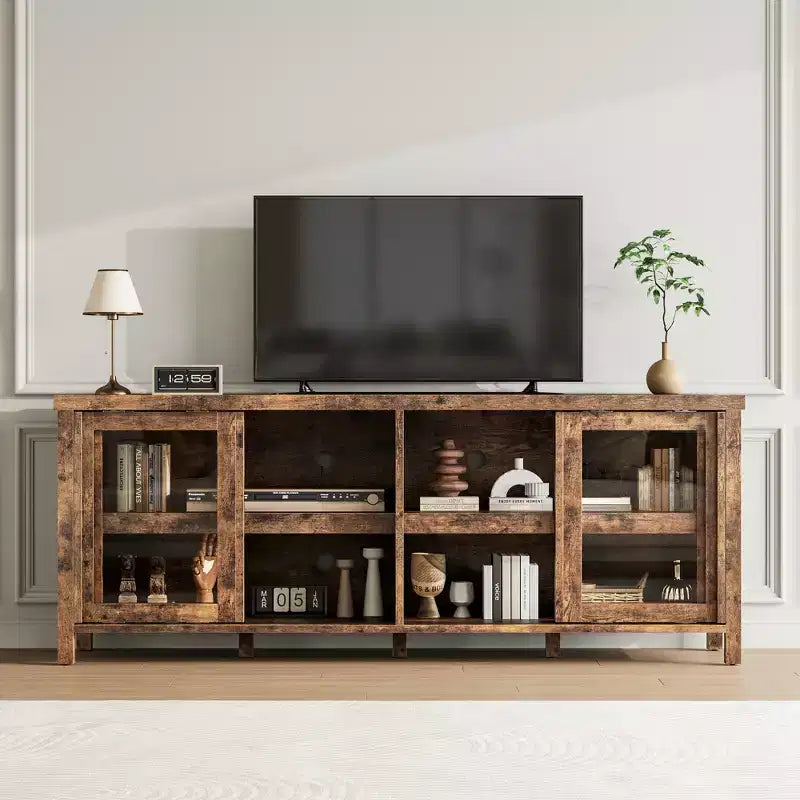 Mueble de TV Garvee para 65 pulgadas, centro de entretenimiento con armario de almacenamiento y 4 puertas correderas de cristal, mesa consola para salón dormitorio