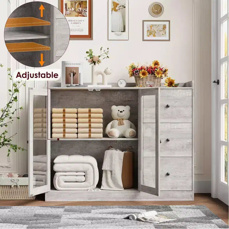 Aparador de bufé gris de 43 pulgadas y cómoda de almacenamiento con diseño de barandilla, estantes ajustables y 3 cajones para cocina, comedor y sala de estar